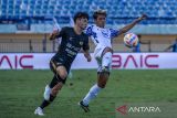 Pesepakbola Dewa United Taisei Marukawa (kiri) berebut bola dengan pesepakbola PSIS Semarang Alfeandra Dewangga (kanan) pada pertandingan BRI Liga 1 di Stadion Si Jalak Harupat, Kabupaten Bandung, Jawa Barat, Rabu (11/9/2024). Dewa United menang dengan skor 2-1. ANTARA FOTO/Raisan Al Farisi/agr