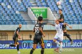 Pesepak bola Dewa United Angelo Rafael (kanan) berebut bola dengan pesepak bola PSIS Semarang Wildan Ramdhani (kedua kanan) dalam pertandingan BRI Liga 1 di Stadion Si Jalak Harupat, Kabupaten Bandung, Jawa Barat, Rabu (11/9/2024). Dewa United menang dengan skor 2-1. ANTARA FOTO/Raisan Al Farisi/agr