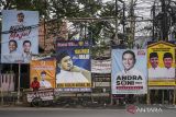 Warga melintas di samping Alat Peraga Kampanye (APK) yang mempromosikan calon kepala daerah Banten yang terpasang di kawasan Cipondoh, Kota Tangerang, Banten, Rabu (11/9/2024). Berdasarkan Indeks Kerawanan Pemilu (IKP) Bawaslu RI mengungkapkan secara nasional tingkat pemilihan Gubernur dan Wakil Gubernur Provinsi Banten masuk dalam kategori rawan sedang atau di urutan 17 dari 28 provinsi sedangkan untuk pemilihan kepala daerah di wilayah kabupaten Lebak dan Kabupaten Pandeglang masuk kategori rawan tinggi dalam penyelenggaraan pemilihan umum. ANTARA FOTO/Galih Pradipta