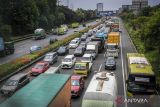 Sejumlah kendaraan terjebak kemacetan di Tol Jakarta-Tangerang, Kota Tangerang, Banten, Rabu (11/9/2024). Menurut PT Jasa Marga (Persero) melalui Jasamarga Metropolitan Tollroad (JMT) kemacetan panjang yang terjadi di Jalan Tol Jakarta-Tangerang dikarenakan pihaknya tengah melakukan pemeliharaan perkerasan jalan untuk meningkatkan keamanan dan kenyamanan pengguna jalan tol dan pemeliharaan tersebut akan berlangsung hingga Minggu, 15 September 2024. ANTARA FOTO/Galih Pradipta