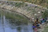 Warga manfaatkan saluran irigasi di Kota Serang. Warga mencuci pakaian menggunakan air dari saluran irigasi di Kecamatan Kasemen, Kota Serang, Banten, Rabu (11/9/2024). Menurut penuturan warga setempat, mereka memanfaatkan air dari saluran irigasi saat musim kemarau jika volume airnya mencukupi untuk mencuci pakaian, sementara untuk kebutuhan minum dan memasak warga menggunakan sisa air sumur, membeli air atau dengan bantuan distribusi air bersih. ANTARA FOTO/Angga Budhiyanto/gpANTARA FOTO/Angga Budhiyanto (ANTARA FOTO/Angga Budhiyanto)