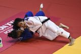 Judoka Banten Dinny Febriany (atas) bertanding melawan judoka Bali Ni Komang S (bawah) dalam babak final nomor -57 kg putri PON XXI Aceh-Sumut 2024 di GOR Universitas Syiah Kuala, Banda Aceh, Aceh, Rabu (11/9/2024). Dinny Febriany menang dalam pertandingan tersebut dan berhasil meraih medali emas, sementara medali perak diraih Ni Komang S, dan medali perunggu diraih judoka Jawa Barat Anisa Agustina & judoka DKI Jakarta Dewi Sinta. ANTARA FOTO/Aprillio Akbar/gp