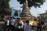 Siswa SDN Gadang 4 menggotong gunungan berupa makanan ringan kemasan dalam Kirab Maulid Nabi Muhammad di Jalan Raya Gadang, Malang, Jawa Timur, Kamis (12/9/2024). Kirab yang diikuti ratusan siswa tersebut juga menampilkan berbagai kostum daur ulang berbahan sampah plastik untuk menumbuhkan rasa cinta lingkungan kepada pelajar dan masyarakat sesuai sunnah Nabi Muhammad SAW. ANTARA Jatim/Ari Bowo Sucipto/mas.