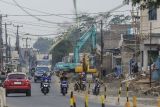 Pekerja menggunakan alat berat saat pelebaran jalan di jalan Serang-Petir, Kota Serang, Banten, Kamis (12/9/2024). Dinas PUPR Provinsi Banten membangun sebanyak 17 ruas jalan di Provinsi Banten yang menjadi kewenangan Provinsi Banten dengan anggaran mencapai Rp466 miliar pada tahun 2024. ANTARA FOTO/Muhammad Bagus Khoirunas/gp