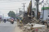 Pekerja menggunakan alat berat saat pelebaran jalan di jalan Serang-Petir, Kota Serang, Banten, Kamis (12/9/2024). Dinas PUPR Provinsi Banten membangun sebanyak 17 ruas jalan di Provinsi Banten yang menjadi kewenangan Provinsi Banten dengan anggaran mencapai Rp466 miliar pada tahun 2024. ANTARA FOTO/Muhammad Bagus Khoirunas/gp