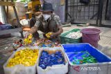 Anggota kelompok Bank Sampah Wilayah Masyarakat Pengelola Daur Ulang Sampah (Wiralodra) binaan PT Kilang Pertamina Internasional (KPI) Unit Balongan melakukan proses penyortiran tutup botol bekas di Balongan, Indramayu, Jawa Barat, Kamis (12/92024). Pengolahan daur ulang dari limbah sampah plastik itu nantinya digunakan sebagai bahan baku pembuatan kerajinan seperti meja, kursi dan plakat itu sebagai solusi untuk mengurangi sampah plastik serta dapat memberikan nilai ekonomis bagi masyarakat sekitar. ANTARA FOTO/Dedhez Anggara/agr