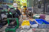 Anggota kelompok Bank Sampah Wilayah Masyarakat Pengelola Daur Ulang Sampah (Wiralodra) binaan PT Kilang Pertamina Internasional (KPI) Unit Balongan melakukan proses penyortiran tutup botol bekas di Balongan, Indramayu, Jawa Barat, Kamis (12/92024). Pengolahan daur ulang dari limbah sampah plastik itu nantinya digunakan sebagai bahan baku pembuatan kerajinan seperti meja, kursi dan plakat itu sebagai solusi untuk mengurangi sampah plastik serta dapat memberikan nilai ekonomis bagi masyarakat sekitar. ANTARA FOTO/Dedhez Anggara/agr