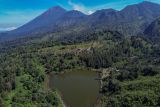 Foto udara suasana wisata Ranu Regulo di Lumajang, Jawa Timur, Kamis (12/9/2024). Balai Besar Taman Nasional Bromo Tengger Semeru (BB TNBTS) membuka kembali kawasan Ranu Regulo pada Selasa (10/9) setelah sempat ditutup sejak 5 Februari 2024 dengan batasan kuota berkemah maksimal 300 orang perhari.  ANTARA Jatim/Irfan Sumanjaya/mas.