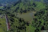 Foto udara suasana wisata Ranu Regulo di Lumajang, Jawa Timur, Kamis (12/9/2024). Balai Besar Taman Nasional Bromo Tengger Semeru (BB TNBTS) membuka kembali kawasan Ranu Regulo pada Selasa (10/9) setelah sempat ditutup sejak 5 Februari 2024 dengan batasan kuota berkemah maksimal 300 orang perhari.  ANTARA Jatim/Irfan Sumanjaya/mas.