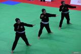 PON XXI Aceh-Sumut: Pencak silat seni grup putri. Pesilat Jawa Barat Anna Triana Niga Mustika (kanan), Devina Sintya Nabila (tengah) dan Seiyhan Noorazhara (kiri) beraksi pada semifinal kategori seni kelas grup putri pada PON XXI Aceh-Sumut 2024 di GOR Veteran Disporasu, Medan, Sumatera Utara, Rabu (11/9/2024). Pesilat Jawa Barat tersebut menang atas pesilat Sumatera Selatan Regita Prameswati, Serli Arsela dan Annisa Salsabila Maulidia dengan perolehan skor 9.930. ANTARA FOTO/Jessica Wuysang/rwa.Antara Foto/Jessica Wuysang (Antara Foto/Jessica Wuysang)