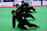 PON XXI Aceh-Sumut: Pencak silat seni grup putri. Pesilat Sumatera Selatan Serli Arsela (kiri), Annisa Salsabila Maulidia (kedua kiri) dan Regita Prameswati (ketiga kiri) beraksi pada semifinal kategori seni kelas grup putri pada PON XXI Aceh-Sumut 2024 di GOR Veteran Disporasu, Medan, Sumatera Utara, Rabu (11/9/2024). Tiga pesilat Jawa Barat Anna Triana Niga Mustika, Devina Sintya Nabila dan Seiyhan Noorazhara menang atas tiga pesilat Sumatera Selatan Regita Prameswati, Serli Arsela dan Annisa Salsabila Maulidia dengan perolehan skor 9.930. ANTARA FOTO/Jessica Wuysang/rwa.Antara Foto/Jessica Wuysang (Antara Foto/Jessica Wuysang)