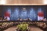 Presiden Joko Widodo didampingi Wakil Presiden Ma'ruf Amin memimpin sidang kabinet paripurna terakhir di Istana Garuda, Ibu Kota Nusantara (IKN), Penajam Paser Utara, Kalimantan Timur, Jumat (13/09/2024). Sidang kabinet terakhir dari Kabinet Indonesia Maju itu Presiden Joko Widodo menyampaikan terima kasih atas dedikasi anggota kabinet hingga Panglima TNI dan Kapolri dalam melaksanakan program dan visi presiden dan wapres hingga mengingatkan untuk menuntaskan program kerja utama yang sudah dimulai baik berkaitan dengan serapan, administrasi pertanggung jawaban, dan kendala yang belum terselesaikan. Antara Kaltim/M Risyal Hidayat