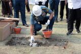 Kepala Staf TNI Angkatan Laut (KSAL) Laksamana TNI Muhammad Ali meletakkan batu pertama pembangunan panti asuhan dan musolla di Komplek TNI AL Jala Griya, Candi, Sidoarjo, Jawa Timur, Jumat (13/9/2024). Pembangunan panti asuhan dan musolla dikawasan tersebut untuk mensejahterahkan keluarga besar Angkatan Laut yang berada di tiga desa yakni Kedungkendo, Sugihwaras dan Karangtanjung yang terdapat 2.933 kepala keluarga anggota TNI AL, dimana 70 persen diantaranya telah memasuki purna tugas. Antara Jatim/Umarul Faruq