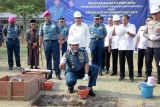 Kepala Staf TNI Angkatan Laut (KSAL) Laksamana TNI Muhammad Ali (tengah) meletakkan batu pertama pembangunan panti asuhan dan musolla di Komplek TNI AL Jala Griya, Candi, Sidoarjo, Jawa Timur, Jumat (13/9/2024). Pembangunan panti asuhan dan musolla dikawasan tersebut untuk mensejahterahkan keluarga besar Angkatan Laut yang berada di tiga desa yakni Kedungkendo, Sugihwaras dan Karangtanjung yang terdapat 2.933 kepala keluarga anggota TNI AL, dimana 70 persen diantaranya telah memasuki purna tugas. Antara Jatim/Umarul Faruq