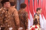 Presiden Joko Widodo (kanan) bersiap memimpin sidang kabinet paripurna terakhir di Istana Garuda, Ibu Kota Nusantara (IKN), Penajam Paser Utara, Kalimantan Timur, Jumat (13/09/2024). Sidang kabinet terakhir dari Kabinet Indonesia Maju itu Presiden Joko Widodo menyampaikan terima kasih atas dedikasi anggota kabinet hingga Panglima TNI dan Kapolri dalam melaksanakan program dan visi presiden dan wapres hingga mengingatkan untuk menuntaskan program kerja utama yang sudah dimulai baik berkaitan dengan serapan, administrasi pertanggung jawaban, dan kendala yang belum terselesaikan. Antara Kaltim/M Risyal Hidayat