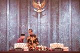 Presiden Joko Widodo (kanan) didampingi Wakil Presiden Ma'ruf Amin (kiri) bersiap memimpin sidang kabinet paripurna terakhir di Istana Garuda, Ibu Kota Nusantara (IKN), Penajam Paser Utara, Kalimantan Timur, Jumat (13/09/2024). Sidang kabinet terakhir dari Kabinet Indonesia Maju itu Presiden Joko Widodo menyampaikan terima kasih atas dedikasi anggota kabinet hingga Panglima TNI dan Kapolri dalam melaksanakan program dan visi presiden dan wapres hingga mengingatkan untuk menuntaskan program kerja utama yang sudah dimulai baik berkaitan dengan serapan, administrasi pertanggung jawaban, dan kendala yang belum terselesaikan. Antara Kaltim/M Risyal Hidayat