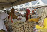 Warga membeli telur ayam yang dijual saat Gebyar Pasar Murah di Terminal Tipe A Pakupatan, Kota Serang, Banten, Jumat (13/9/2024). Balai Pengelola Transportasi Darat (BPTD) Kelas II Banten bersama Dinas Perhubungan Provinsi Banten serta Dinas Perindustrian dan Perdagangan Provinsi Banten menggelar pasar murah dengan menyediakan berbagai kebutuhan pokok seperti beras SPHP, telur ayam, gula, sayuran dan minyak goreng dalam rangka Hari Perhubungan Nasional 2024. ANTARA FOTO/Angga Budhiyanto/gp