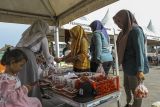 Warga membeli cabai merah yang dijual saat Gebyar Pasar Murah di Terminal Tipe A Pakupatan, Kota Serang, Banten, Jumat (13/9/2024). Balai Pengelola Transportasi Darat (BPTD) Kelas II Banten bersama Dinas Perhubungan Provinsi Banten serta Dinas Perindustrian dan Perdagangan Provinsi Banten menggelar pasar murah dengan menyediakan berbagai kebutuhan pokok seperti beras SPHP, telur ayam, gula, sayuran dan minyak goreng dalam rangka Hari Perhubungan Nasional 2024. ANTARA FOTO/Angga Budhiyanto/gp