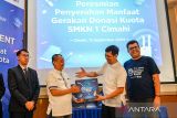 Kepala Sekolah SMKN 1 Cimahi Agus Priyatmono Nugroho (kedua kiri) menerima router dari Kepala Cabang Dinas Pendidikan Wilayah 7 Provinsi Jawa Barat Ai Nurhasan (kedua kanan) didampingi oleh Chief Corporate Affairs XL Axiata, Marwan O. Baasir (kanan) saat peluncurukan Gerakan Donasi Kuota di SMKN 1 Cimahi, Jawa Barat, Jumat (13/9/2024). Gerakan donasi kuota yang diinisiasi XL Axiata tersebut menyalurkan 28 paket router kepada 28 sekolah dan yayasan di berbagai daerah di Indonesia serta untuk menyambut 28 tahun XL Axiata. ANTARA FOTO/Raisan Al Farisi/agr