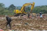 Sejumlah pemulung memungut sampah di TPA Bangkonol, Pandeglang, Banten, Jumat (13/9/2024). Pemerintah Kabupaten Pandeglang menampung pembuangan sampah dari Kabupaten Serang dan Kota Tangerang Selatan di tiga TPA di Pandeglang dengan jumlah kiriman sampah dari daerah tersebut dapat mencapai 60 truk per hari atau sebanyak 6 ton sampah per harinya dengan menerima bayaran sebesar Rp15 juta per hari. ANTARA FOTO/Muhammad Bagus Khoirunas/tom/gp