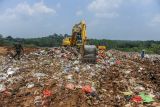 Pekerja menggunakan alat berat meratakan tumpukkan sampah di TPA Bangkonol, Pandeglang, Banten, Jumat (13/9/2024). Pemerintah Kabupaten Pandeglang menampung pembuangan sampah dari Kabupaten Serang dan Kota Tangerang Selatan di tiga TPA di Pandeglang dengan jumlah kiriman sampah dari daerah tersebut dapat mencapai 60 truk per hari atau sebanyak 6 ton sampah per harinya dengan menerima bayaran sebesar Rp15 juta per hari. ANTARA FOTO/Muhammad Bagus Khoirunas/tom/gp