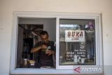 Anggota kelompok Pemberdayaan Inklusi Teman Istimewa (Perintis) meracik kopi di kedai Teman Istimewa di Indramayu, Jawa Barat, Kamis (12/9/2024). Program Perintis yang merupakan binaan PT Kilang Pertamina Internasional (KPI) Unit Balongan tersebut menjadi ruang inklusi bagi para disabilitas untuk mengembangkan kepercayaan diri dan keahlian dalam berwirausaha seperti barista, desain grafis dan workshop kreatif. ANTARA FOTO/Dedhez Anggara/agr