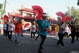 Peserta mengikuti gerakan instruktur senam Tai Chi di Klenteng Eng An Kiong, Malang, Jawa Timur, Jumat (13/8/2024). Pengelola rumah ibadah tersebut mengadakan senam Tai Chi gratis dua kali dalam seminggu serta diikuti puluhan peserta yang sebagian besar adalah lansia untuk meningkatkan kesehatan tubuh dan mental. ANTARA Jatim/Ari Bowo Sucipto/mas.