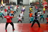 Peserta mengikuti gerakan instruktur senam Tai Chi di Klenteng Eng An Kiong, Malang, Jawa Timur, Jumat (13/8/2024). Pengelola rumah ibadah tersebut mengadakan senam Tai Chi gratis dua kali dalam seminggu serta diikuti puluhan peserta yang sebagian besar adalah lansia untuk meningkatkan kesehatan tubuh dan mental. ANTARA Jatim/Ari Bowo Sucipto/mas.