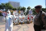 Polisi berjaga saat aktivis lingkungan hidup dari Ecological Observation and Wetlands Conservation (ECOTON) berunjuk rasa di depan Gedung Negara Grahadi, Surabaya, Jawa Timur, Jumat (13/9/2024). Dalam aksi tersebut mereka menuntut agar Gubernur Jawa Timur bertanggung jawab dan melakukan rehabilitasi ekosistem sungai yang tercemar akibat minimnya pengawasan terhadap pembuangan limbah yang dilakukan beberapa perusahaan di Jawa Timur. ANTARA Jatim/Moch Asim.