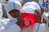 Aktivis lingkungan hidup dari Ecological Observation and Wetlands Conservation (ECOTON) membawa botol plastik berisi cairan limbah saat berunjuk rasa di depan Gedung Negara Grahadi, Surabaya, Jawa Timur, Jumat (13/9/2024). Dalam aksi tersebut mereka menuntut agar Gubernur Jawa Timur bertanggung jawab dan melakukan rehabilitasi ekosistem sungai yang tercemar akibat minimnya pengawasan terhadap pembuangan limbah yang dilakukan beberapa perusahaan di Jawa Timur. ANTARA Jatim/Moch Asim.