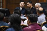 Terdakwa kasus dugaan korupsi pengelolaan tata niaga komoditas timah Harvey Moeis (kiri) mendengarkan keterangan para saksi saat menjalani sidang lanjutan di Pengadilan Tipikor, Jakarta, Kamis (12/9/2024). Sidang lanjutan itu memeriksa 12 saksi terkait kasus tindak pidana korupsi yang merugikan negara sebesar Rp300 triliun. ANTARA FOTO/Sulthony Hasanuddin/Spt.