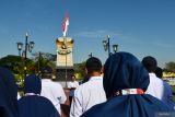 Sejumlah pengurus Palang Merah Indonesia (PMI) berdoa saat berziarah di Taman Makam Pahlawan (TMP) Kota Madiun, Jawa Timur, Jumat (13/9/2024). Kegiatan ziarah dan tabur bunga tersebut dilakukan dalam rangkaian kegiatan menyambut Hari PMI. Antara Jatim/Siswowidodo/mas.