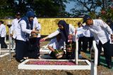 Sejumlah pengurus Palang Merah Indonesia (PMI) menabur bunga saat berziarah di Taman Makam Pahlawan (TMP) Kota Madiun, Jawa Timur, Jumat (13/9/2024). Kegiatan ziarah dan tabur bunga tersebut dilakukan dalam rangkaian kegiatan menyambut Hari PMI. Antara Jatim/Siswowidodo/mas.