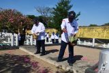 Sejumlah pengurus Palang Merah Indonesia (PMI) menabur bunga saat berziarah di Taman Makam Pahlawan (TMP) Kota Madiun, Jawa Timur, Jumat (13/9/2024). Kegiatan ziarah dan tabur bunga tersebut dilakukan dalam rangkaian kegiatan menyambut Hari PMI. Antara Jatim/Siswowidodo/mas.