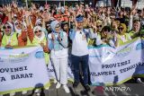 Menteri Kesehatan Budi Gunadi Sadikin (kelima kanan) didampingi Istri Ida Rachmawati (keempat kiri) berfoto bersama kader posyandu saat Ayo Sehat Festival 2024 di Gedung Sate, Bandung, Jawa Barat, Sabtu (14/9/2024). Kementerian Kesehatan menggelar Ayo Sehat Festival 2024 yang bertujuan untuk mendorong promosi gaya hidup sehat di Indonesia pada setiap siklus hidup manusia, mendukung transformasi layanan primer di sektor kesehatan nasional serta kolaborasi lintas sektor untuk mewujudkan Indonesia lebih sehat. ANTARA FOTO/Novrian Arbi/agr
