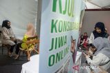 Warga berkonsultasi kesehatan jiwa saat Ayo Sehat Festival 2024 di Gedung Sate, Bandung, Jawa Barat, Sabtu (14/9/2024). Pemeriksaan kesehatan tersebut dalam rangka kegiatan Ayo Sehat Festival 2024 yang bertujuan untuk mendorong promosi gaya hidup sehat di Indonesia. ANTARA FOTO/Novrian Arbi/agr
