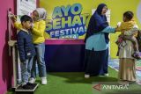 Petugas kesehatan memeriksa kesehatan anak saat Ayo Sehat Festival 2024 di Gedung Sate, Bandung, Jawa Barat, Sabtu (14/9/2024). Pemeriksaan kesehatan tersebut dalam rangka kegiatan Ayo Sehat Festival 2024 yang bertujuan untuk mendorong promosi gaya hidup sehat di Indonesia. ANTARA FOTO/Novrian Arbi/agr
