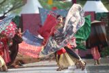 Sejumlah model membawa kain batik pada Kediri Fashion Batik Festival 2024 di Taman Hijau, Kediri, Jawa Timur, Sabtu (14/9/2024). Peragaan busana bertema Kadhiri Tutur Wikara tersebut menampilkan sejumlah motif batik khas Kediri dan 41 koleksi fashion Ready to Wear yang diperagakan oleh 24 model pada street runway sepanjang 75 meter sebagai upaya mengajak generasi muda mencintai wastra nusantara. Antara Jatim/Prasetia Fauzani/um