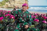 Sejumlah siswa Latihan Teknis (Lattek) Pendidikan Komando (Dikko) 174 Marinir membopong Dankodiklatal Letjen TNI Marinir Nur Alamsyah (tengah) seusai upacara Pembaretan Prajurit Korps Marinir di Pantai Baruna Kondang Iwak, Malang, Jawa Timur, Sabtu (14/9/2024). Upacara pembaretan tersebut diikuti 119 siswa Dikmaba angkatan XLIII gelombang ke dua TA 2023 dan 342 Dikmata angkatan XLIII gelombang ke dua TA 2023 yang selanjutnya akan ditempatkan ke seluruh wilayah di Indonesia. Antara Jatim/Irfan Sumanjaya/um