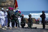 Dankormar Mayjen TNI Marinir Endi Supardi memakaikan baret kepada perwakilan siswa Latihan Teknis (Lattek) Pendidikan Komando (Dikko) 174 Marinir saat upacara Pembaretan Prajurit Korps Marinir di Pantai Baruna Kondang Iwak, Malang, Jawa Timur, Sabtu (14/9/2024). Upacara pembaretan tersebut diikuti 119 siswa Dikmaba angkatan XLIII gelombang ke dua TA 2023 dan 342 Dikmata angkatan XLIII gelombang ke dua TA 2023 yang selanjutnya akan ditempatkan ke seluruh wilayah di Indonesia. Antara Jatim/Irfan Sumanjaya/um