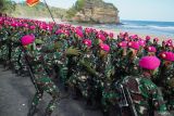 Siswa Latihan Teknis (Lattek) Pendidikan Komando (Dikko) 174 Marinir menyanyikan yel-yel seusai upacara Pembaretan Prajurit Korps Marinir di Pantai Baruna Kondang Iwak, Malang, Jawa Timur, Sabtu (14/9/2024). Upacara pembaretan tersebut diikuti 119 siswa Dikmaba angkatan XLIII gelombang ke dua TA 2023 dan 342 Dikmata angkatan XLIII gelombang ke dua TA 2023 yang selanjutnya akan ditempatkan ke seluruh wilayah di Indonesia. Antara Jatim/Irfan Sumanjaya/um