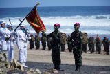 Dua orang perwakilan siswa Latihan Teknis (Lattek) Pendidikan Komando (Dikko) 174 Marinir mengucapkan sumpah saat upacara Pembaretan Prajurit Korps Marinir di Pantai Baruna Kondang Iwak, Malang, Jawa Timur, Sabtu (14/9/2024). Upacara pembaretan tersebut diikuti 119 siswa Dikmaba angkatan XLIII gelombang ke dua TA 2023 dan 342 Dikmata angkatan XLIII gelombang ke dua TA 2023 yang selanjutnya akan ditempatkan ke seluruh wilayah di Indonesia. Antara Jatim/Irfan Sumanjaya/um