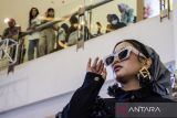 Model memeragakan busana pada fashion Show Bandung Great Sale 2024 di Festival Citylink Mall, Bandung, Jawa Barat, Sabtu (14/9/2024). Sebanyak 214 model dari 105 pelaku desain fesyen se-Kota Bandung menampilkan dan memamerkan karya mereka sebagai penguatan daya saing pasar dalam rangka kegiatan Hari Jadi Ke-214 Kota Bandung. ANTARA FOTO/Novrian Arbi/agr
