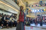 Model berjalan memeragakan busana saat fashion Show Bandung Great Sale 2024 di Festival Citylink Mall, Bandung, Jawa Barat, Sabtu (14/9/2024). Sebanyak 214 model dari 105 pelaku desain fesyen se-Kota Bandung menampilkan dan memamerkan karya mereka sebagai penguatan daya saing pasar dalam rangka kegiatan Hari Jadi Ke-214 Kota Bandung. ANTARA FOTO/Novrian Arbi/agr
