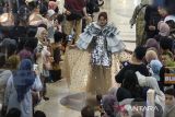 Model berjalan memeragakan busana saat fashion Show Bandung Great Sale 2024 di Festival Citylink Mall, Bandung, Jawa Barat, Sabtu (14/9/2024). Sebanyak 214 model dari 105 pelaku desain fesyen se-Kota Bandung menampilkan dan memamerkan karya mereka sebagai penguatan daya saing pasar dalam rangka kegiatan Hari Jadi Ke-214 Kota Bandung. ANTARA FOTO/Novrian Arbi/agr
