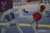 Atlet taekwondo Banten Arya Danu (kanan) melancarkan tendangan ke arah atlet Jawa Timur Panduaji Al Zayed (kiri) pada final Taekwondo Kyorugi U74 kilogram putra PON XXI Aceh-Sumut 2024 di Venue Martial art, Deli Serdang, Sumatera Utara, Jumat (13/9/2024). Medali emas Taekwondo Kyorugi U74 kilogram putra diraih atlet Banten Arya Danu, medali perak diraih atlet Jawa Timur Panduaji Al Zayed, dan medali perunggu diraih atlet Jawa Barat Edgar Alfathar serta atlet Kepulauan Riau Jeremy Andre. ANTARA FOTO/Makna Zaezar/rwa/gp