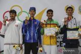 Atlet taekwondo Banten Arya Danu (kedua kiri) bersama atlet Jawa Timur Panduaji Al Zayed (kiri), atlet Jawa Barat Edgar Alfathar (kedua kanan), dan Kepulauan Riau (kanan) berpose saat penganugerahan medali Taekwondo Kyorugi U74 kilogram putra PON XXI Aceh-Sumut 2024 di Venue Martial art, Deli Serdang, Sumatera Utara, Jumat (13/9/2024). Medali emas Taekwondo Kyorugi U74 kilogram putra diraih atlet Banten Arya Danu, medali perak diraih atlet Jawa Timur Panduaji Al Zayed, dan medali perunggu diraih atlet Jawa Barat Edgar Alfathar serta atlet Kepulauan Riau Jeremy Andre. ANTARA FOTO/Makna Zaezar/rwa/gp