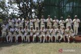 Tim bisbol Banten memperlihatkan medali seusai upacara penghargaan pemenang PON XXI Aceh-Sumut di Lapangan Tugu Universitas Syiah Kuala, Banda Aceh, Aceh, Sabtu (14/9/2024). Tim bisbol Banten meraih medali perak usai kalah atas tim bisbol DKI Jakarta dengan skor 5-7, tim bisbol DKI Jakarta memperoleh medali emas sementara medali perunggu diperoleh tim bisbol Jawa Barat. ANTARA FOTO/Syifa Yulinnas/aww/gp