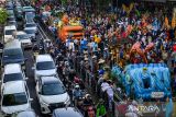 Peserta mengikuti pawai kendaraan hias di Jalan Merdeka, Bandung, Jawa Barat, Minggu (15/9/2024). Sebanyak 88 kendaraan hias dari berbagai perangkat daerah, perusahaan swasta dan lima perwakilan dari kabupaten/kota di Jawa Barat mengikuti pawai yang diselenggarakan untuk memeriahkan hari jadi Kota Bandung yang ke 214. ANTARA FOTO/Raisan Al Farisi/agr