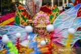 Peserta pawai bersiap menyambut pawai kendaraan hias di Jalan Merdeka, Bandung, Jawa Barat, Minggu (15/9/2024). Sebanyak 88 kendaraan hias dari berbagai perangkat daerah, perusahaan swasta dan lima perwakilan dari kabupaten/kota di Jawa Barat mengikuti pawai yang diselenggarakan untuk memeriahkan hari jadi Kota Bandung yang ke 214. ANTARA FOTO/Raisan Al Farisi/agr